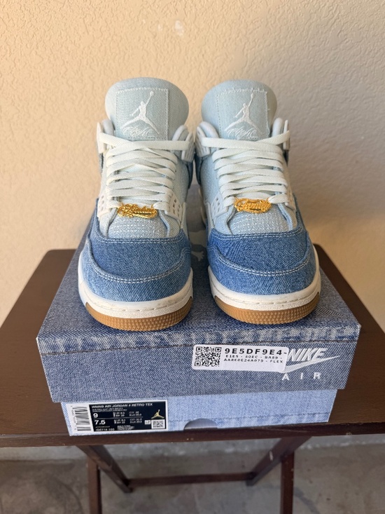 Shoes - Air Jordan 4 women size 9